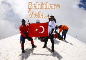 Zirvede Şehitleri andılar..